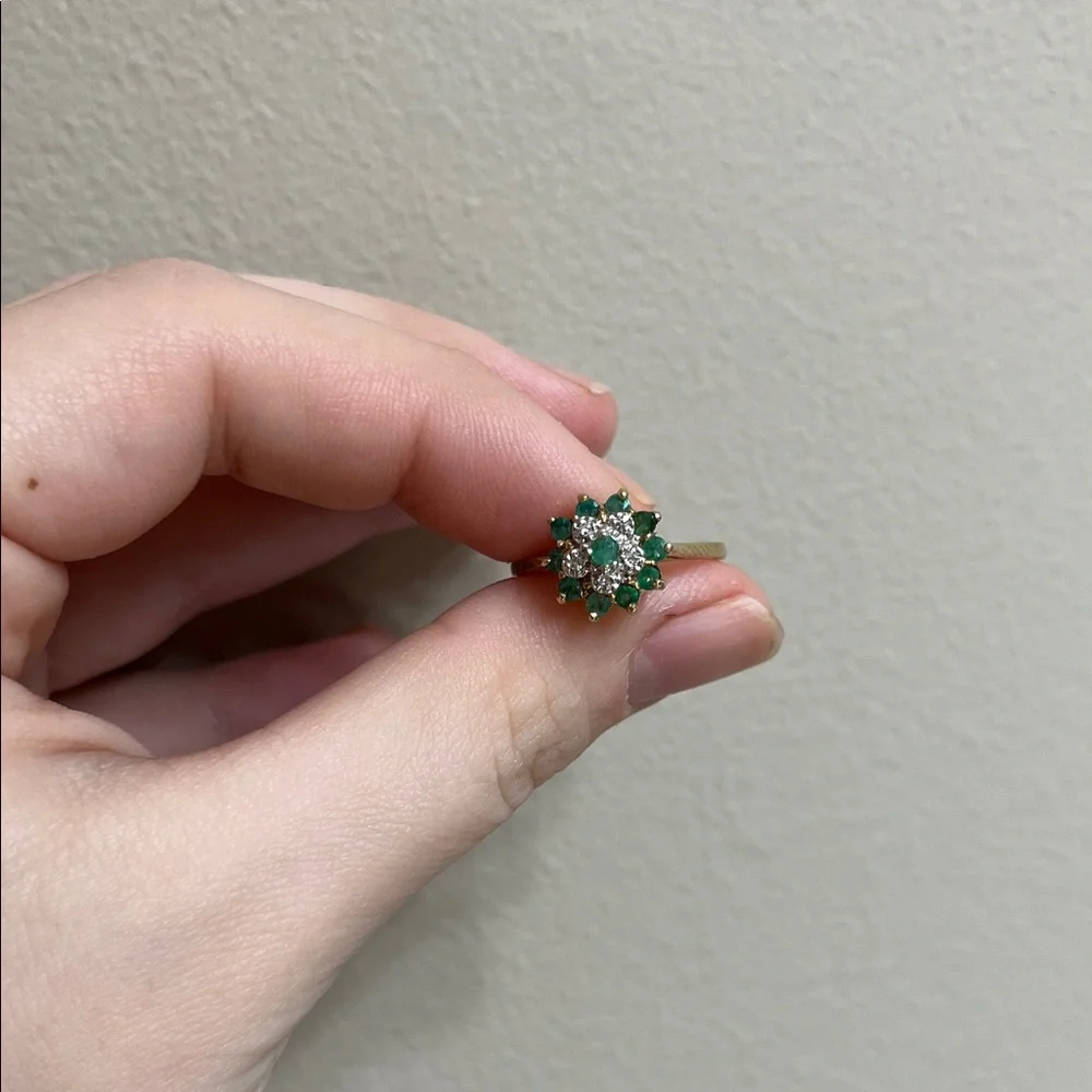 Vintage emerald and diamond 10k flower ring - Picture 7 of 12
